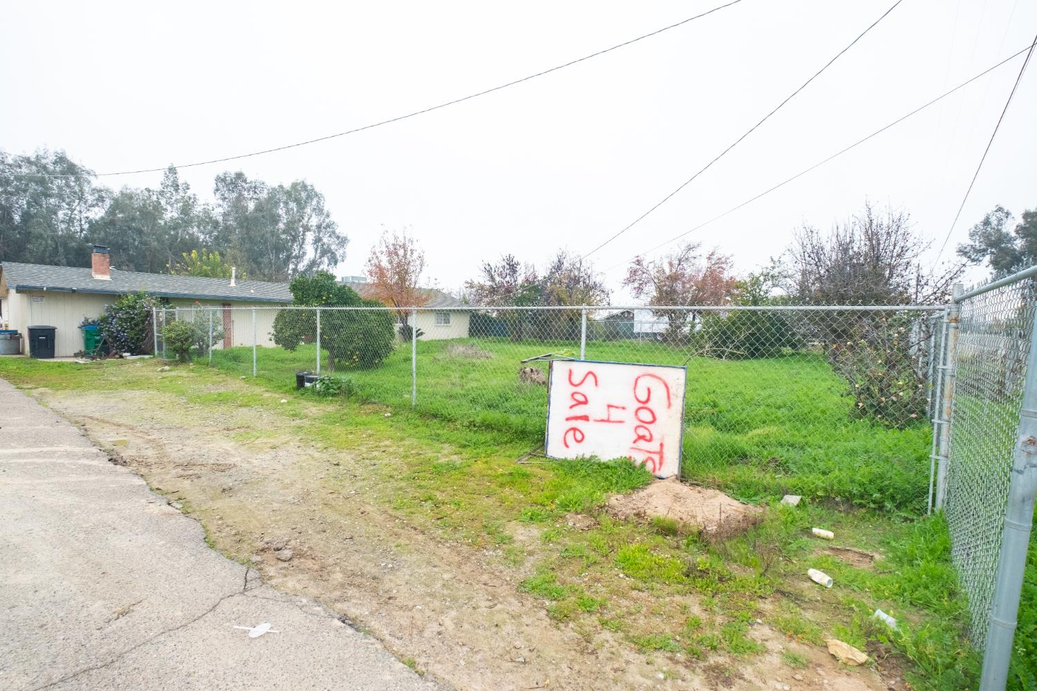 6401 South Chestnut Avenue Fresno, CA 93725 - Photo 5 of 36 a view of a park with welcome board
