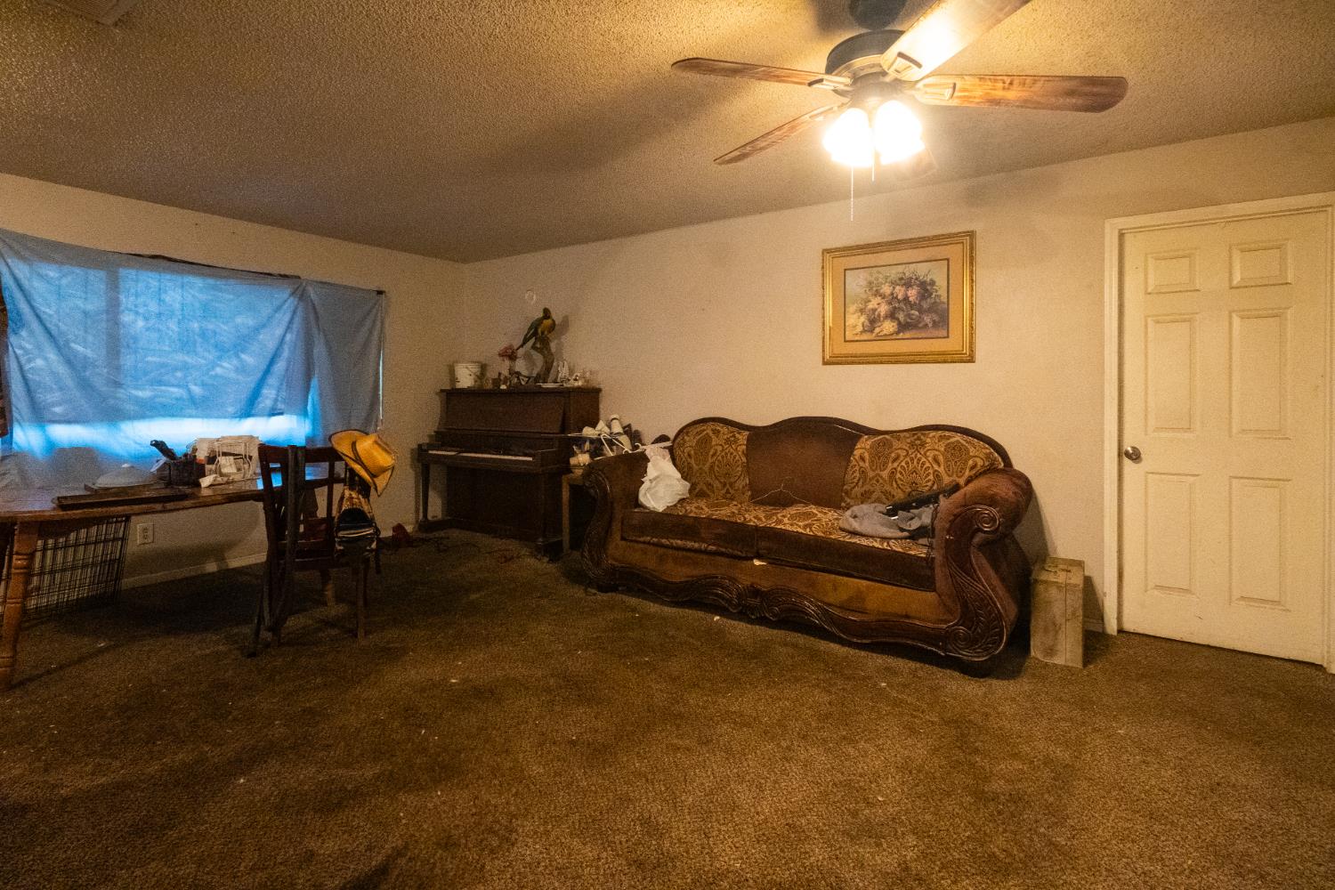 6401 South Chestnut Avenue Fresno, CA 93725 - Photo 6 of 36 a living room with furniture and a flat screen tv