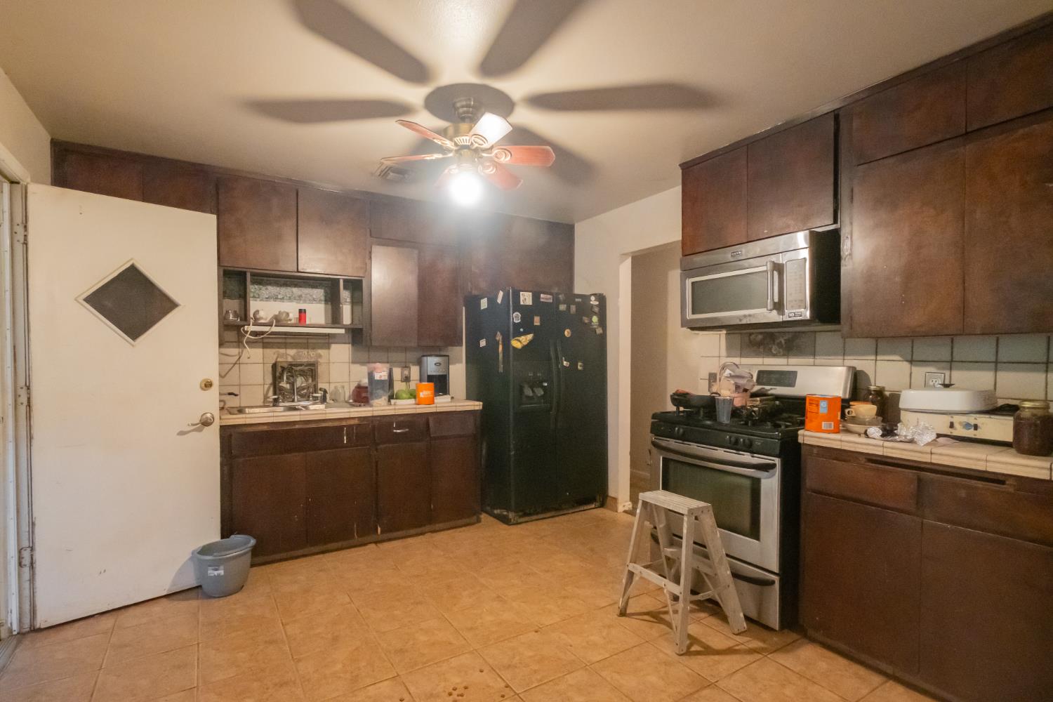6401 South Chestnut Avenue Fresno, CA 93725 - Photo 8 of 36 a kitchen with cabinets a sink and stainless steel appliances
