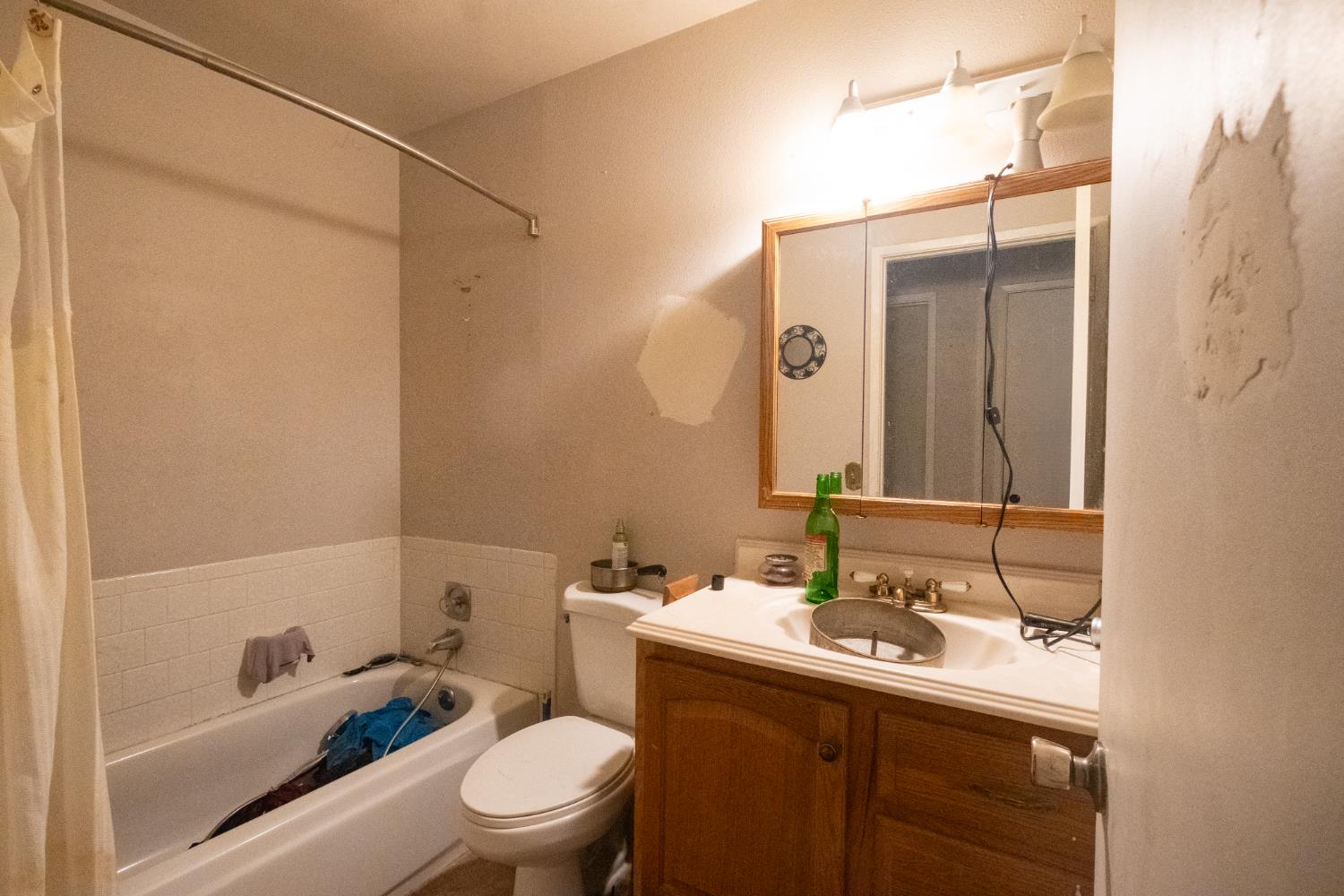 6401 South Chestnut Avenue Fresno, CA 93725 - Photo 9 of 36 a bathroom with a sink a toilet and shower