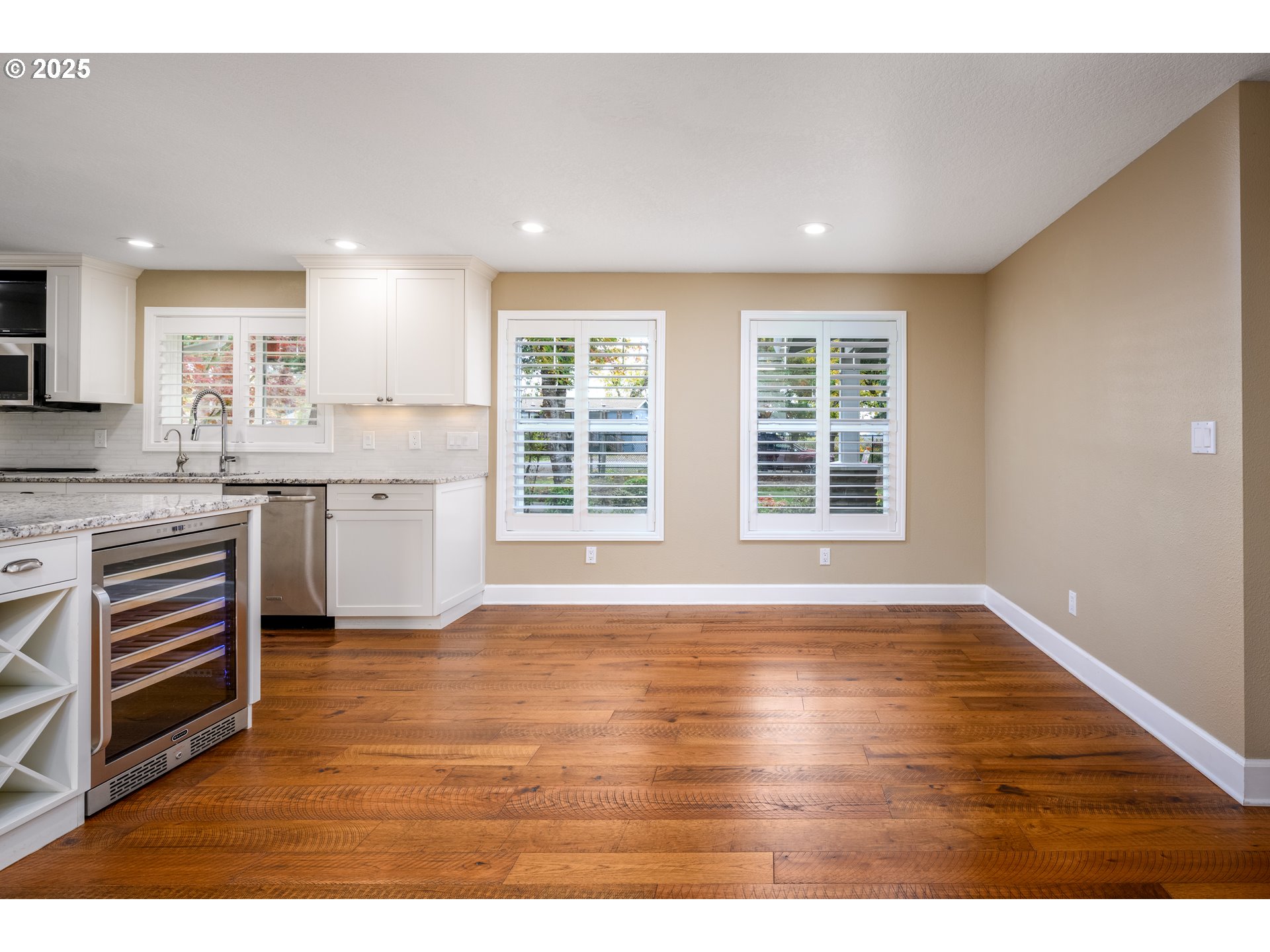 6939 South Zimmerman Road Aurora, OR 97002 - Photo 10 of 45 Kitchen/Dining Room