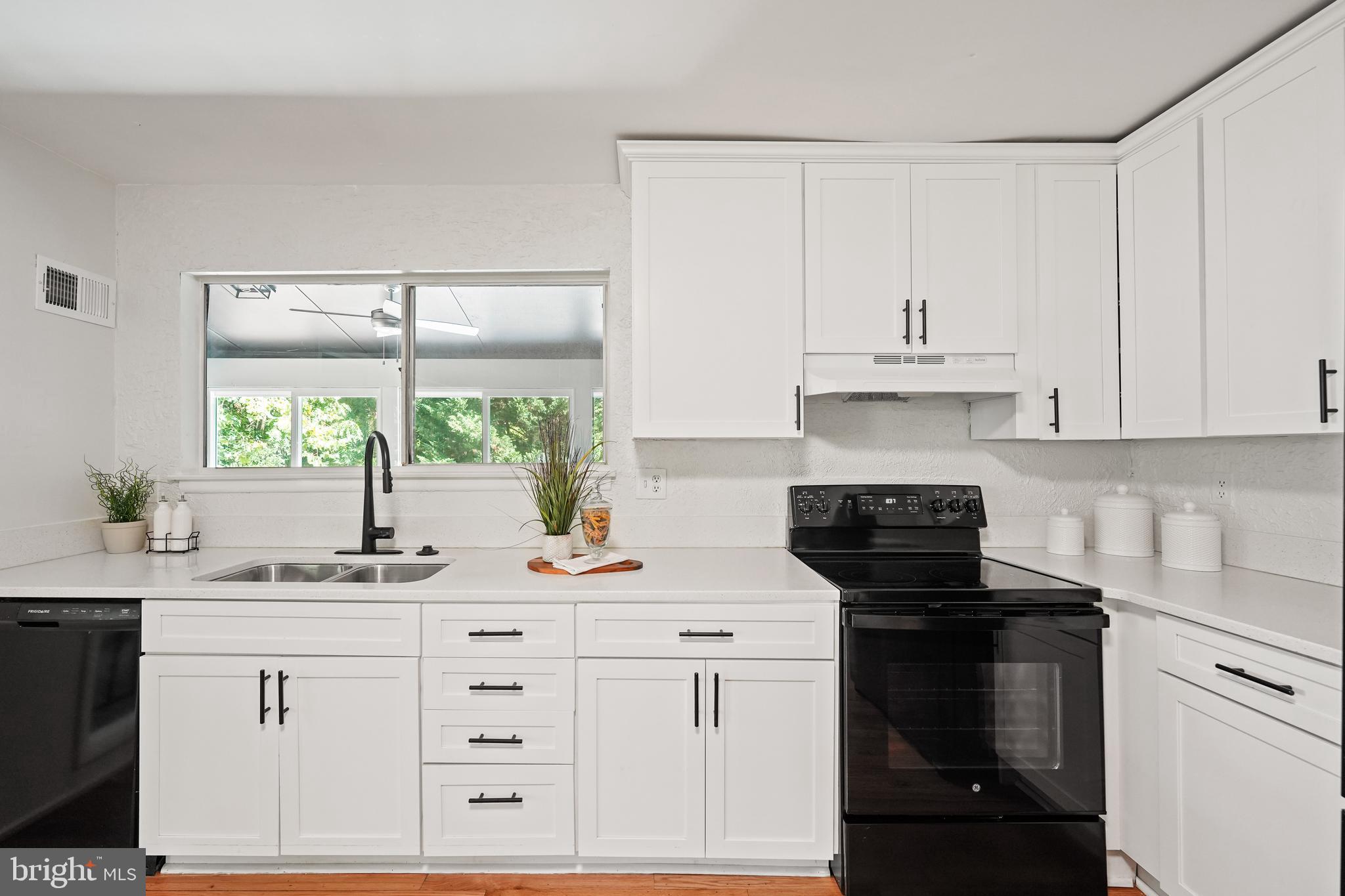 42 Stonegate Drive Silver Spring, MD 20905 - Photo 12 of 54