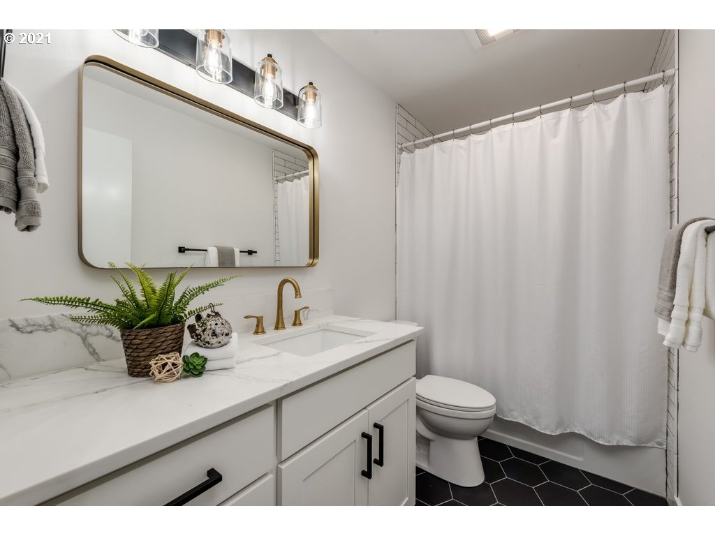 19020 Pilkington Road Lake Oswego, OR 97035 - Photo 14 of 32 Bathroom