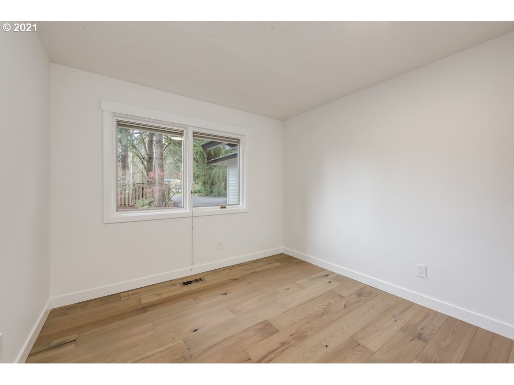 19020 Pilkington Road Lake Oswego, OR 97035 - Photo 16 of 32 Bedroom