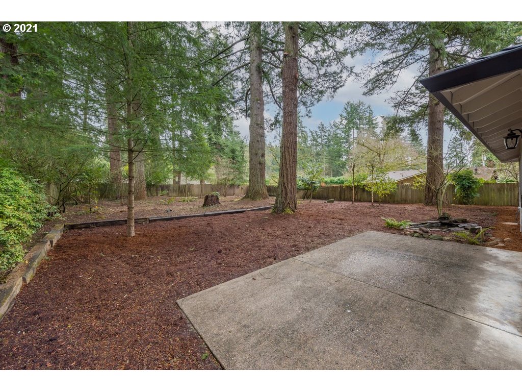 19020 Pilkington Road Lake Oswego, OR 97035 - Photo 20 of 32 Backyard