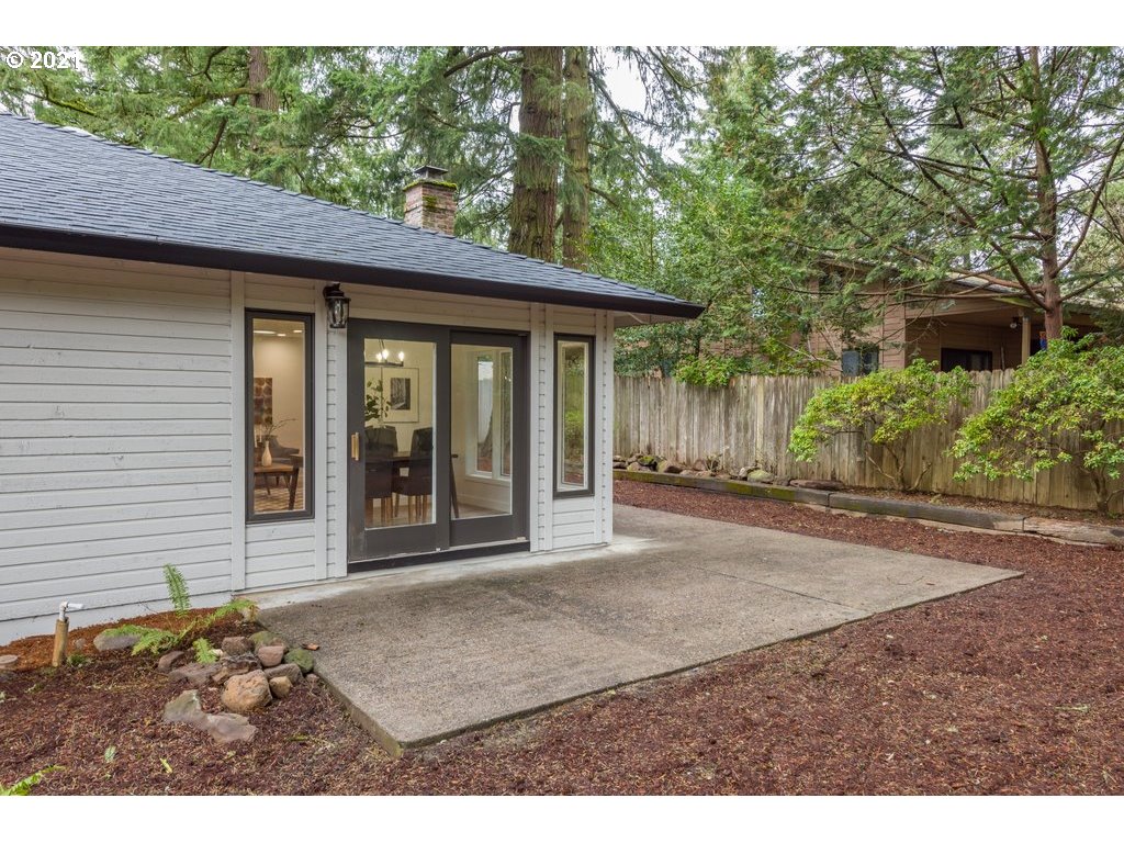 19020 Pilkington Road Lake Oswego, OR 97035 - Photo 21 of 32 Backyard