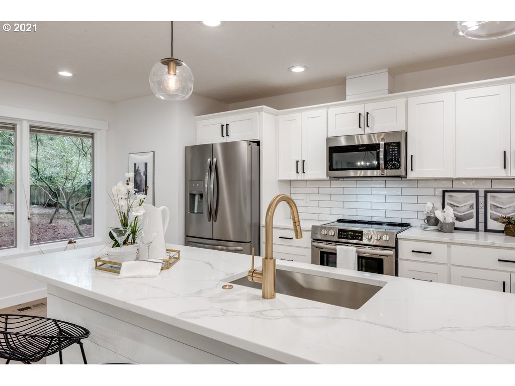 19020 Pilkington Road Lake Oswego, OR 97035 - Photo 5 of 32 Kitchen