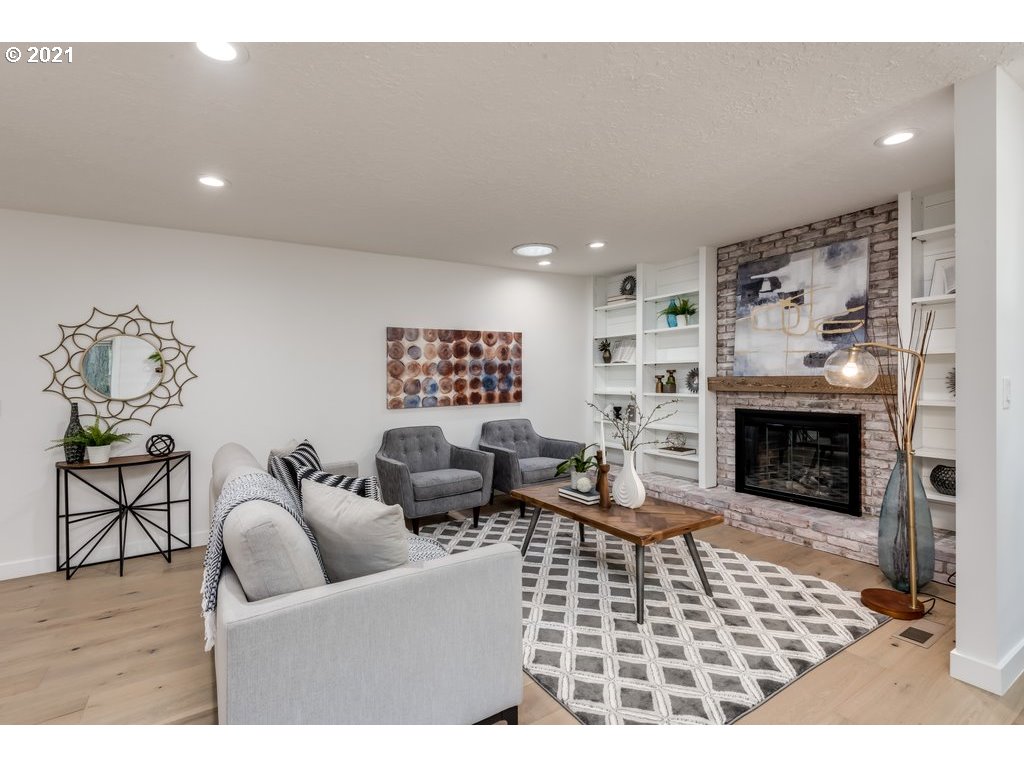 19020 Pilkington Road Lake Oswego, OR 97035 - Photo 9 of 32 Living Room