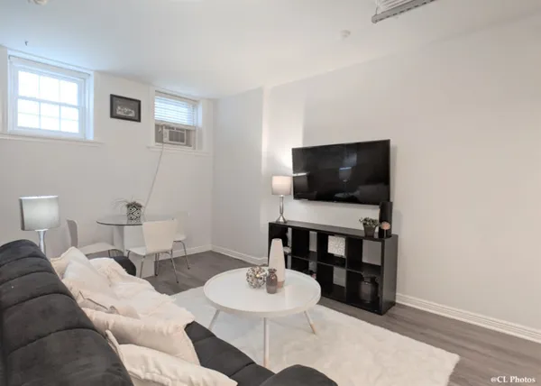 $2,000 | 4312 North Clarendon Avenue, Unit 1200, Chicago, IL 60613