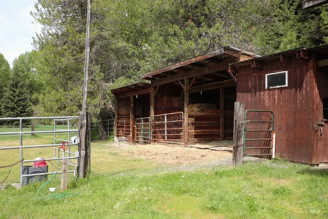 $875,000 | 1021 Claypit Road, Troy, ID 83871