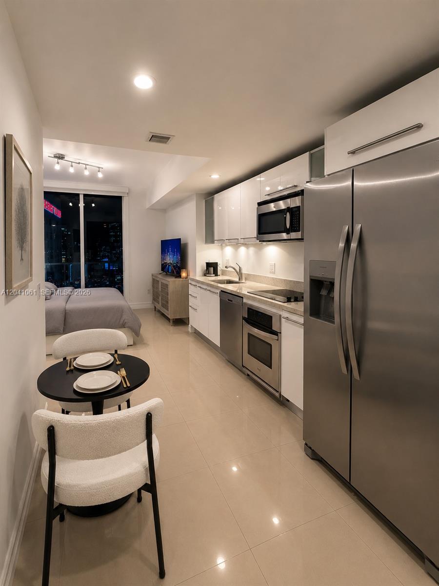185 Southwest 7th Street, Unit 2706 Miami, FL 33130 - Photo 1 of 7