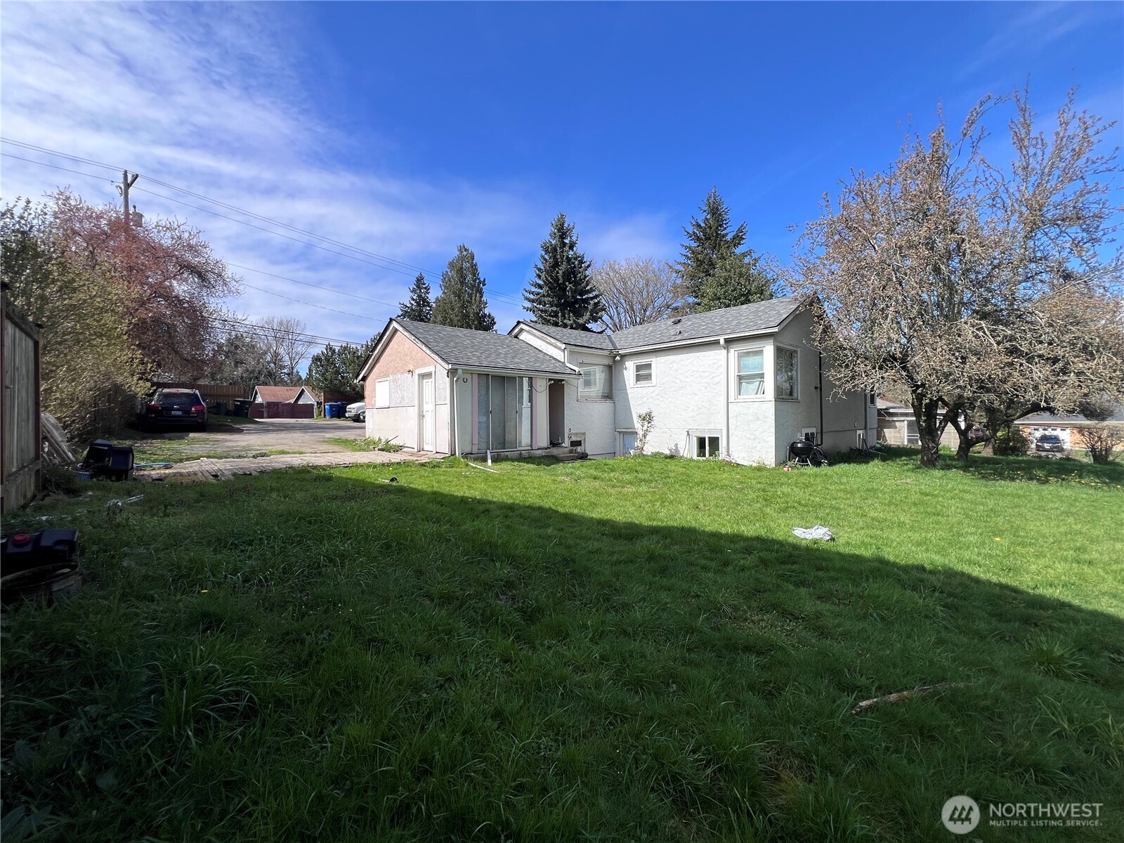 13404 Military Road South Tukwila, WA 98168 - Photo 5 of 10 a front view of house with yard and green space