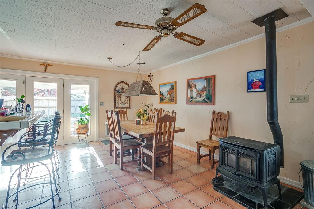 205 West Ridge Street Weatherford, TX 76086 - Photo 12 of 34 a living room with furniture