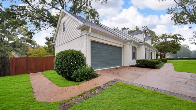 a view of a yard with a house