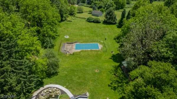 a view of a back yard