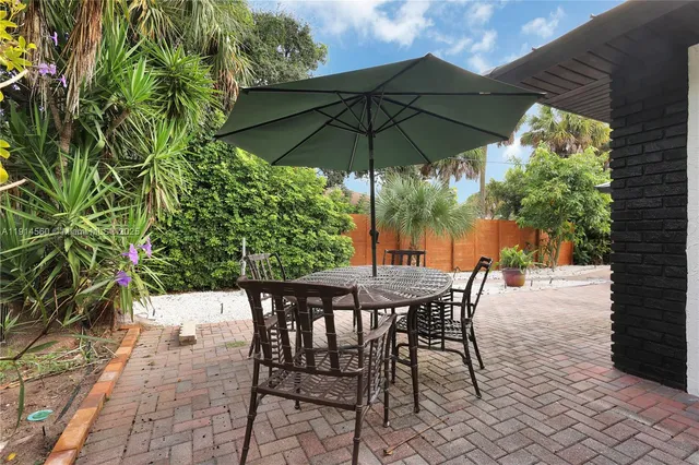 a view of a backyard