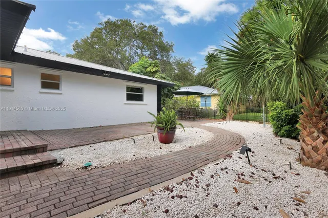 a view of a house with backyard