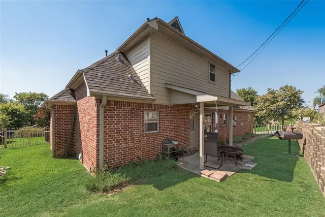 a view of backyard with a garden and plants