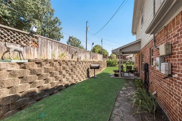 a view of a back yard of the house