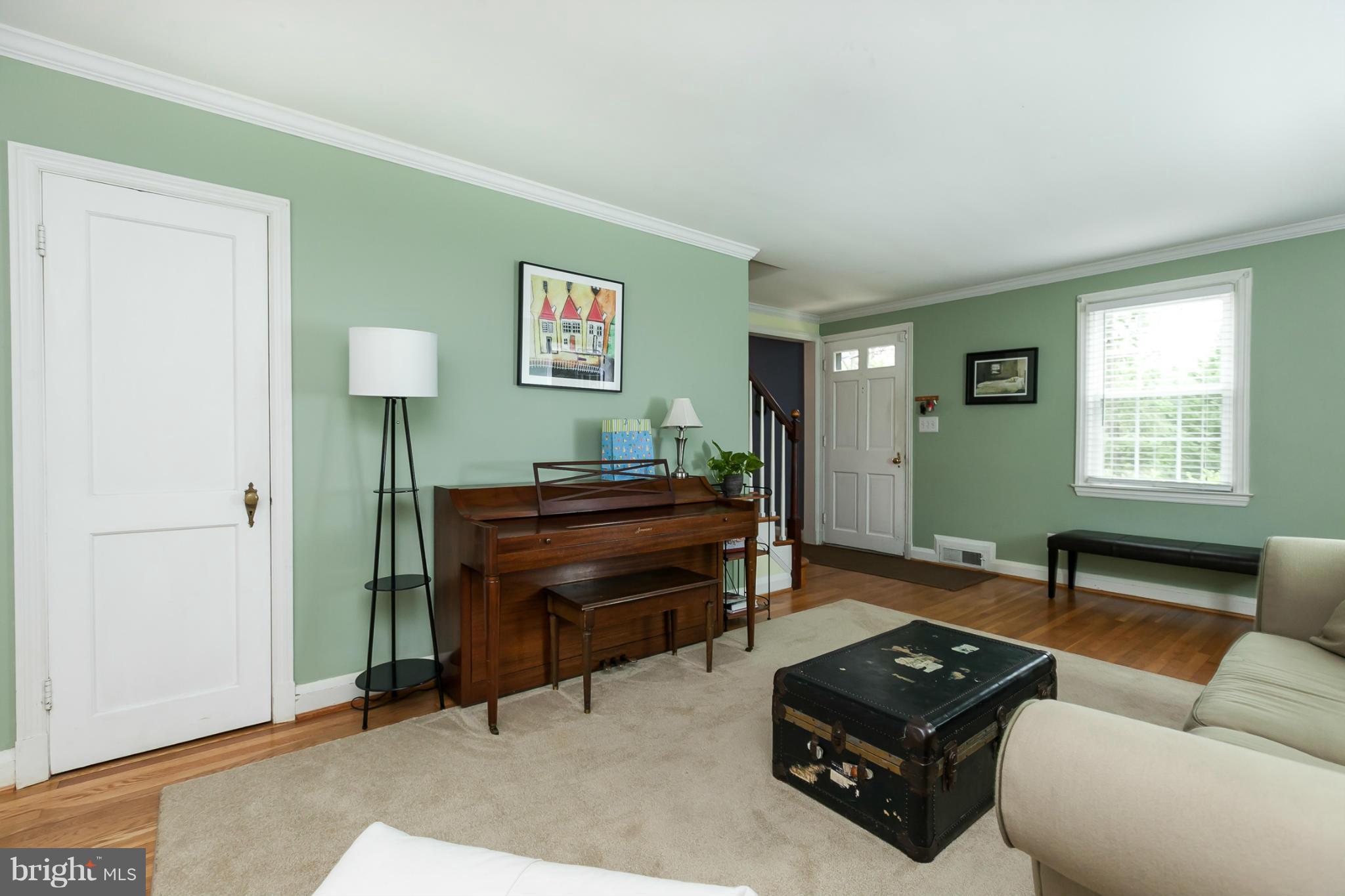 903 Litchfield Road Baltimore, MD 21239 - Photo 5 of 30 Living Room