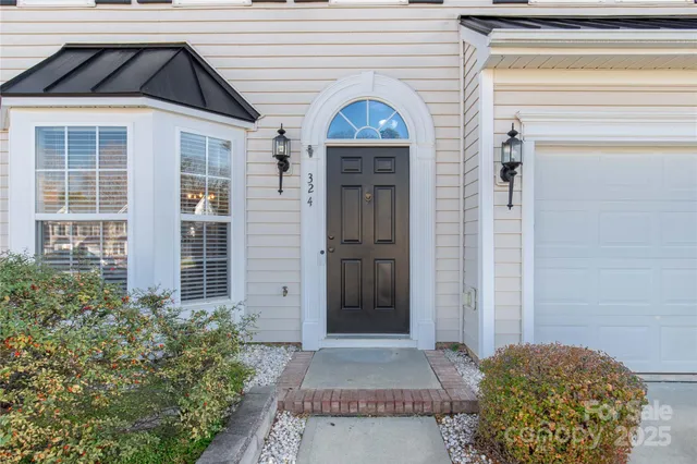 a view of entryway of a house