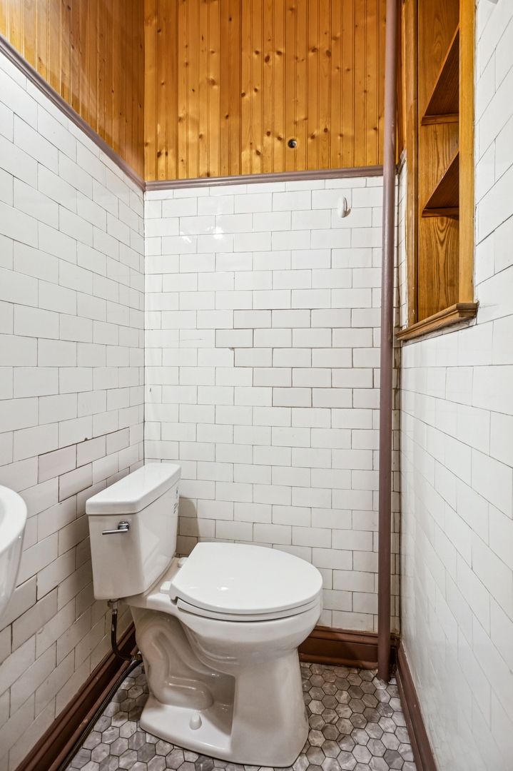 672 West Irving Park Road, Unit G2 Chicago, IL 60613 - Photo 17 of 25 a bathroom with a toilet and a shower curtain