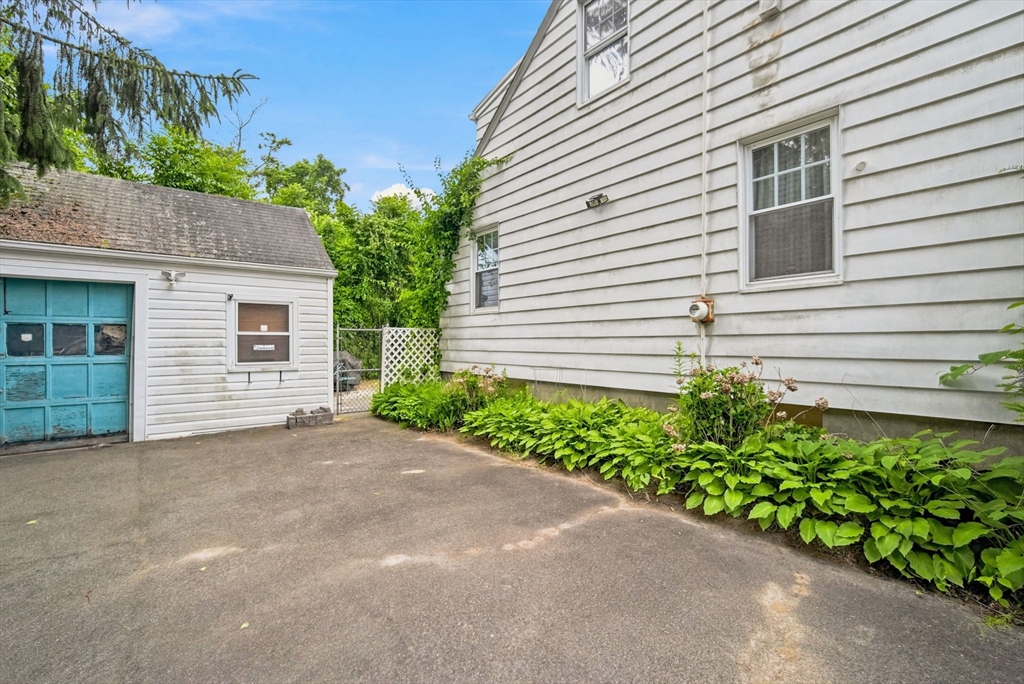 1258 Liberty Street Springfield, MA 01104 - Photo 31 of 32
