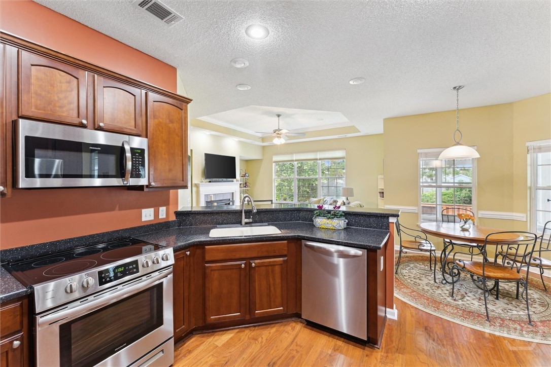 7 River Rock Road Savannah, GA 31419 - Photo 5 of 16 Modern Kitchen with Stainless Appliances, Casual B
