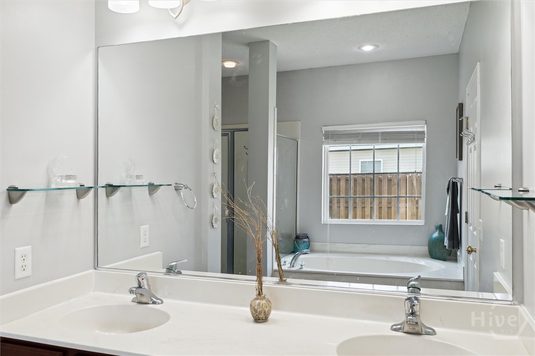 7 River Rock Road Savannah, GA 31419 - Photo 9 of 16 Primary Bath with Jetted Tub & Shower