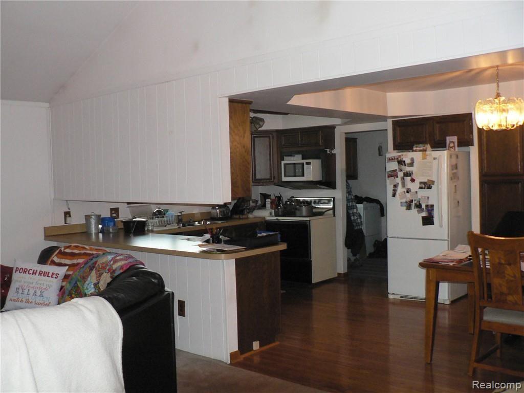 1035 Milverton Road Troy, MI 48083 - Photo 14 of 31 AMAZING HARDWOOD FLOORS IN KITCHEN AND DINING AREA