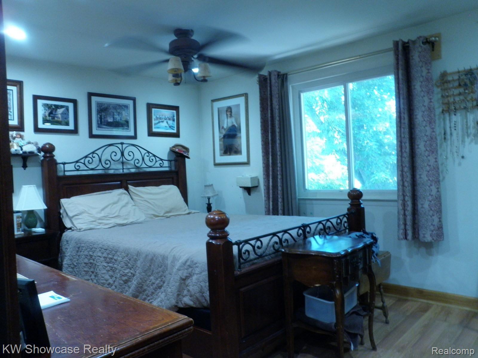 3916 Elmhurst Road Waterford, MI 48328 - Photo 8 of 8 P1010024 (2).JPG