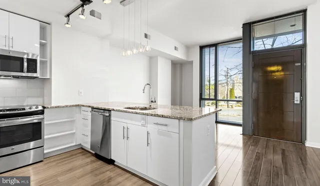 $2,272 | 8300 Wisconsin Avenue, Unit 0B1313, Bethesda, MD 20814