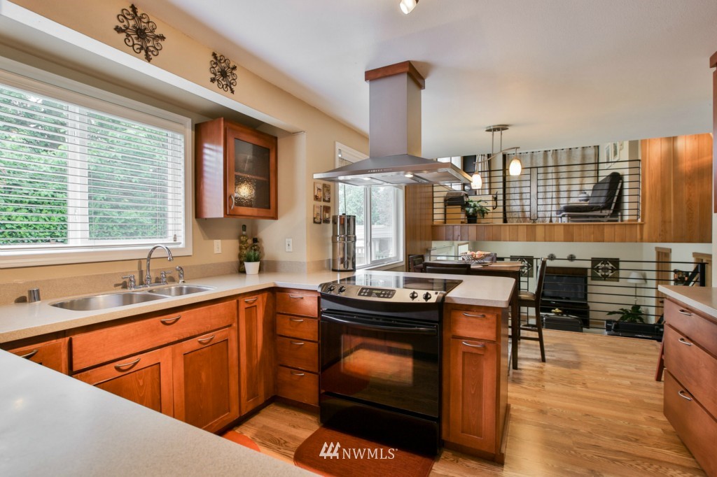 1933 Southeast 17th Court Renton, WA 98055 - Photo 2 of 24 Gallery Image 2