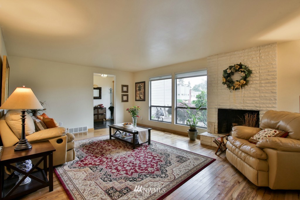 1933 Southeast 17th Court Renton, WA 98055 - Photo 4 of 24 Gallery Image 4