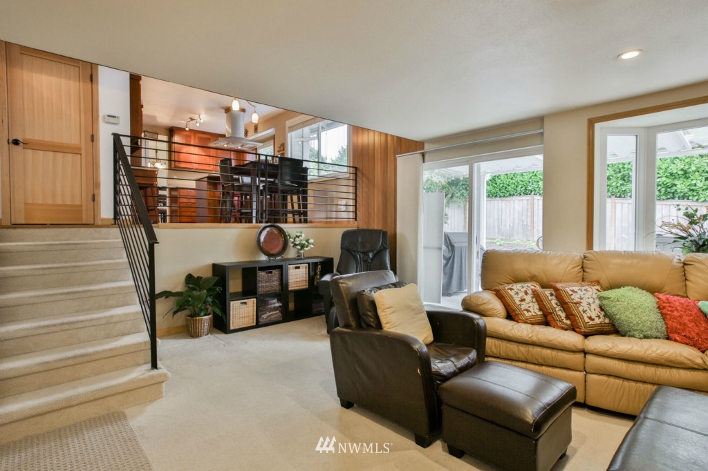 1933 Southeast 17th Court Renton, WA 98055 - Photo 5 of 24 Gallery Image 5