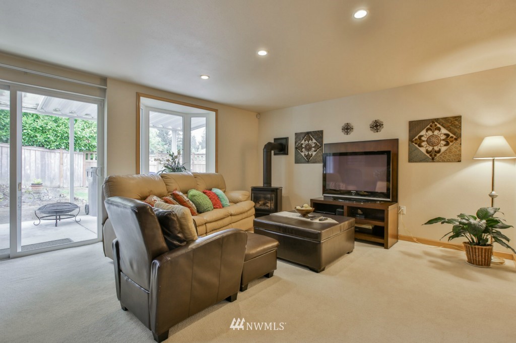 1933 Southeast 17th Court Renton, WA 98055 - Photo 6 of 24 Gallery Image 6