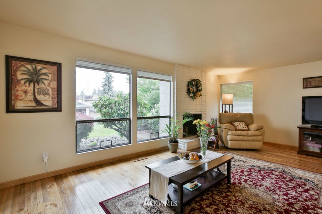 1933 Southeast 17th Court Renton, WA 98055 - Photo 8 of 24 Gallery Image 8