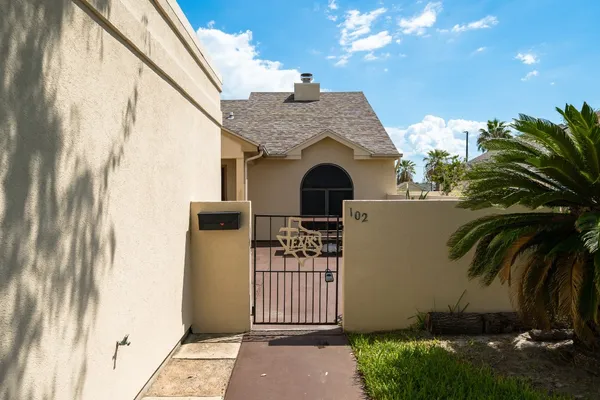 a view of entryway with a yard