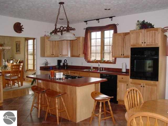 10025 South Maple City Road Maple City, MI 49664 - Photo 9 of 15 1701540-8.JPG