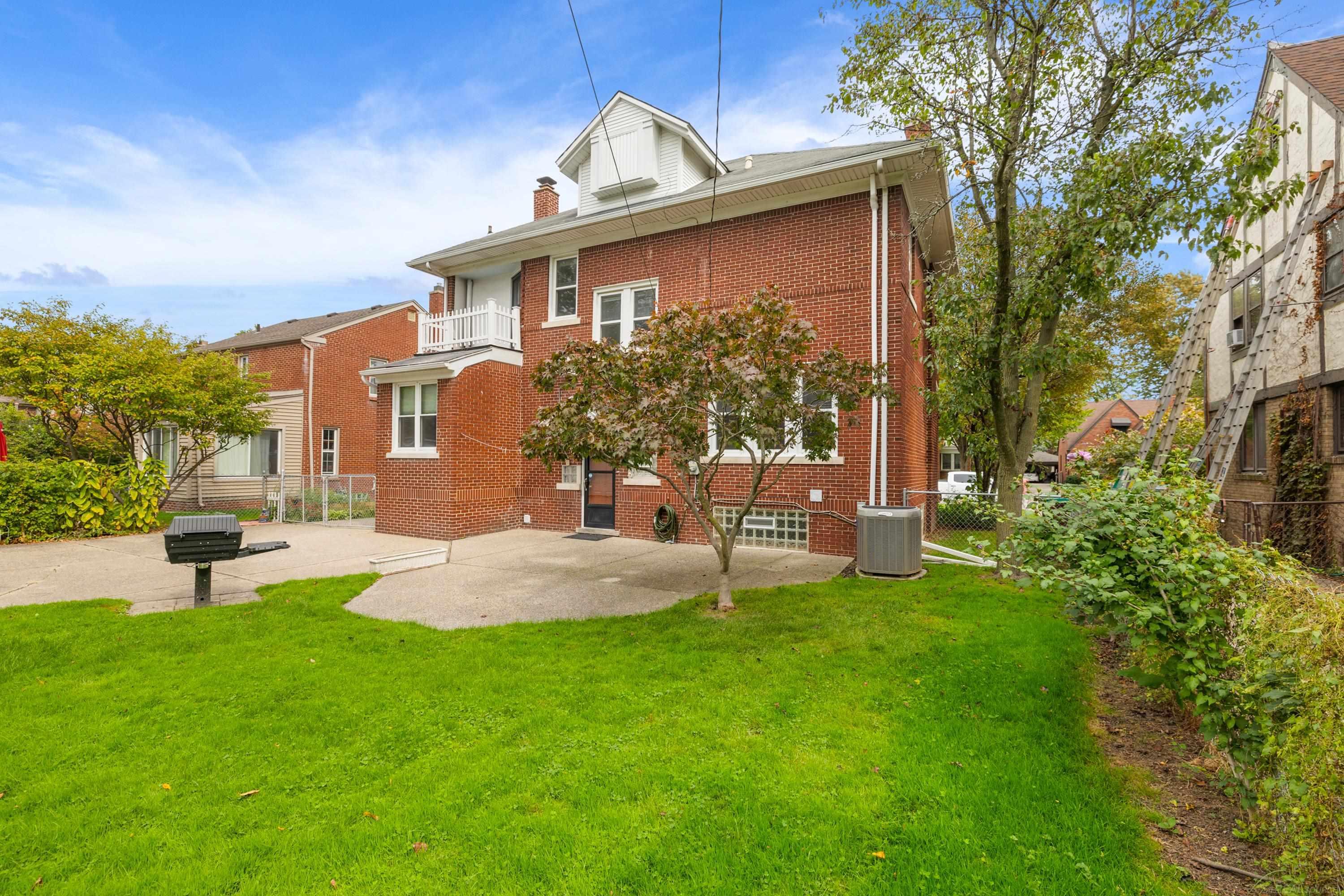 1371 Bedford Road Grosse Pointe, MI 48230 - Photo 43 of 44 50124154-44.JPG