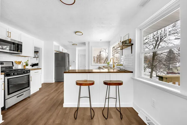 $285,000 | 2621 Poe Avenue Southwest, Wyoming, MI 49509