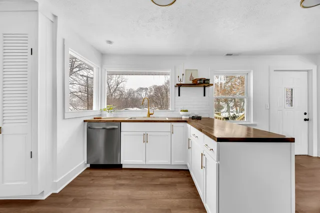 $285,000 | 2621 Poe Avenue Southwest, Wyoming, MI 49509