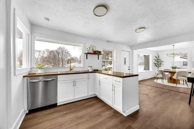 $285,000 | 2621 Poe Avenue Southwest, Wyoming, MI 49509