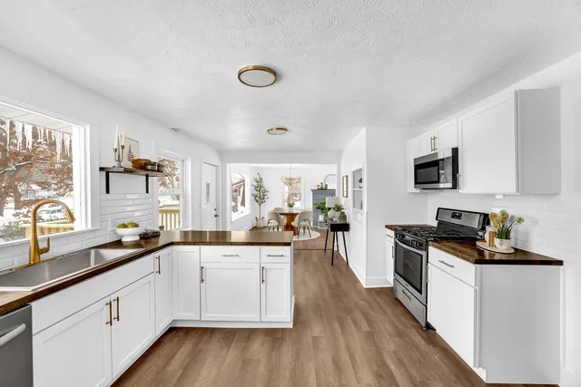 $285,000 | 2621 Poe Avenue Southwest, Wyoming, MI 49509