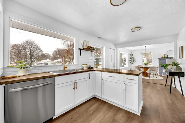 $285,000 | 2621 Poe Avenue Southwest, Wyoming, MI 49509