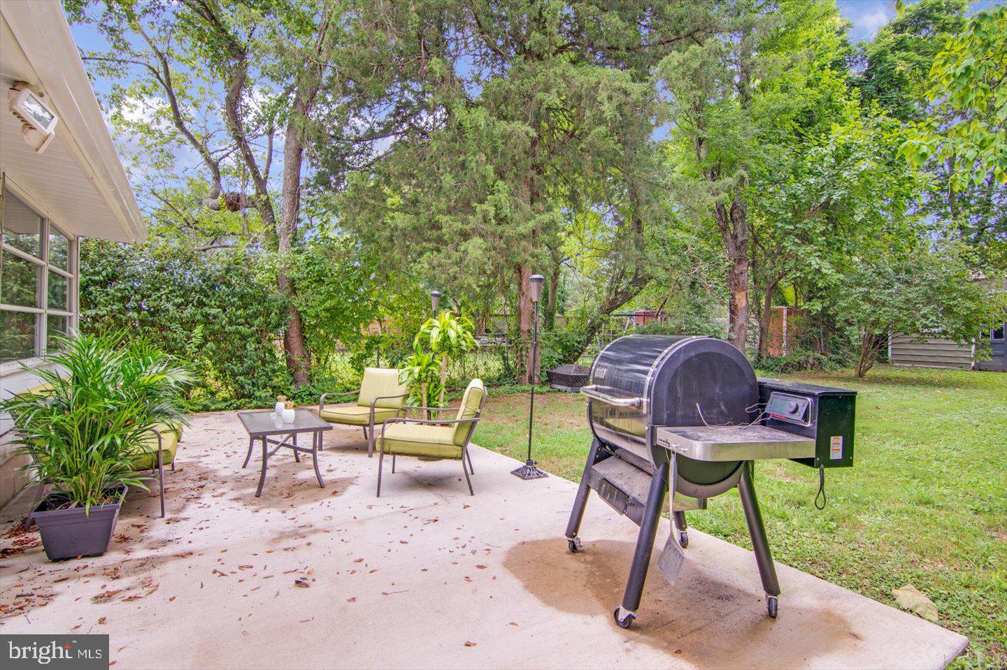 417 Dickinson Road Glassboro, NJ 08028 - Photo 35 of 36 a backyard of a house with table and chairs