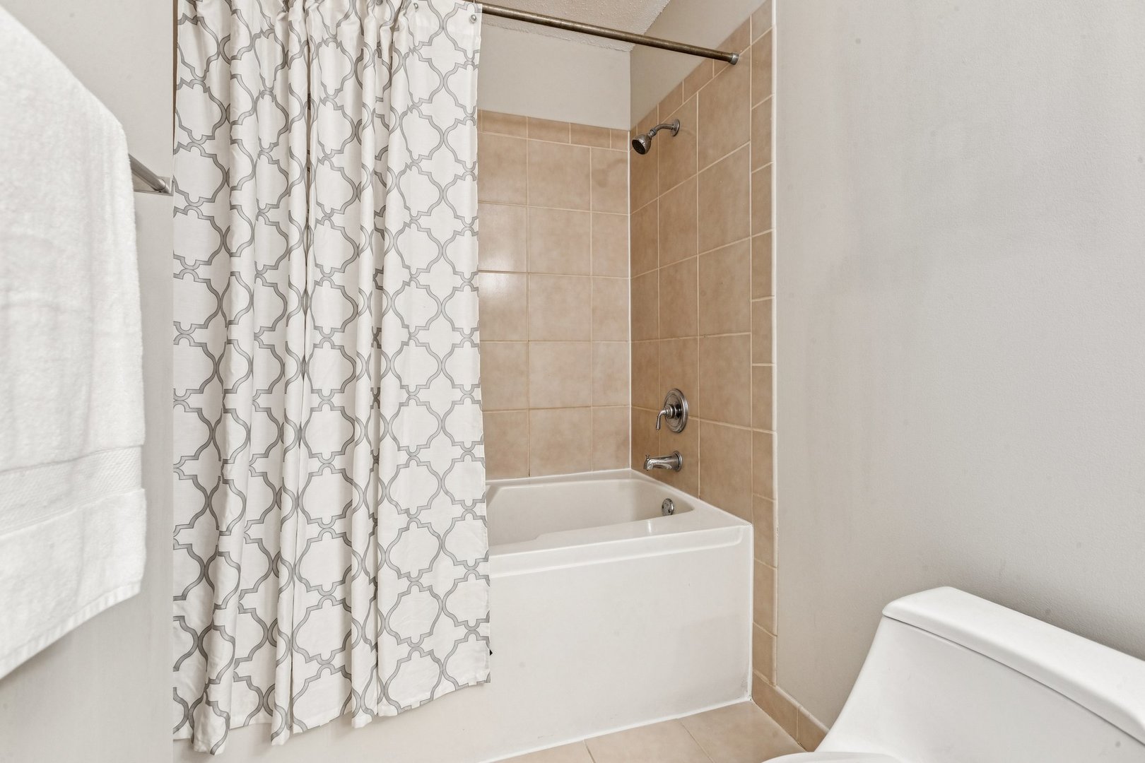 512 North McClurg Court, Unit 3312 Chicago, IL 60611 - Photo 19 of 47 a bathroom with a bathtub and shower