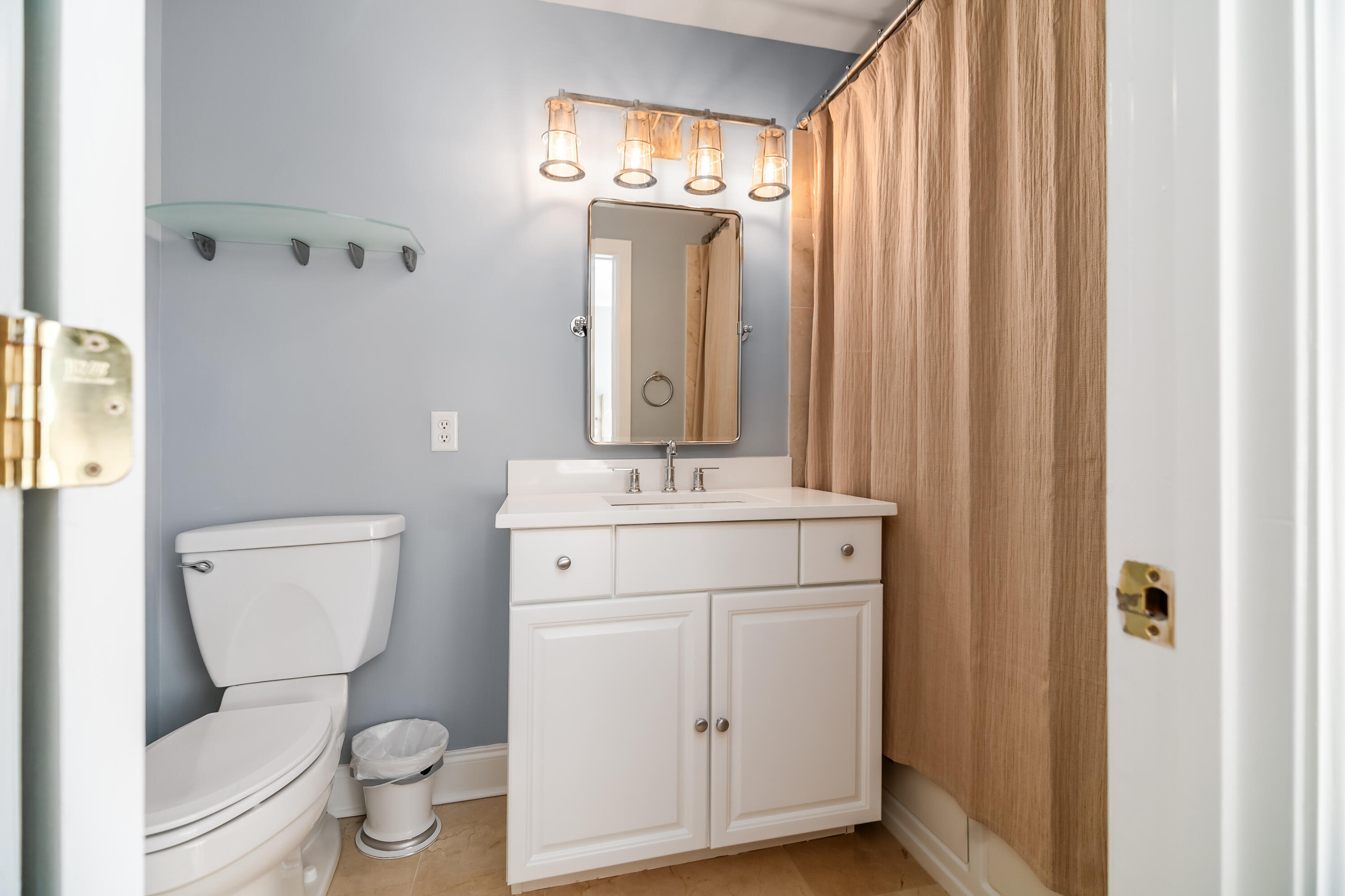 156 Tradd Street, Unit E Charleston, SC 29401 - Photo 39 of 55 2nd bedroom en suite bath