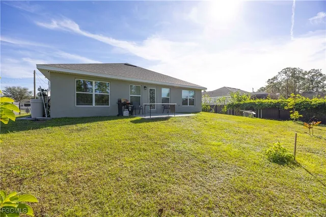 a view of a house with yard and porch