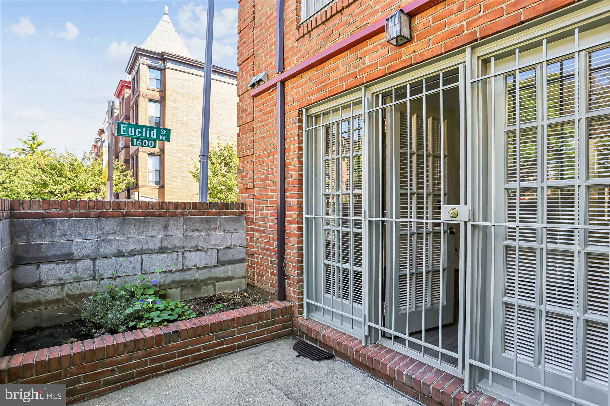 1690 Euclid Street Northwest, Unit A Washington, DC 20009 - Photo 3 of 38 a view of backyard with green space